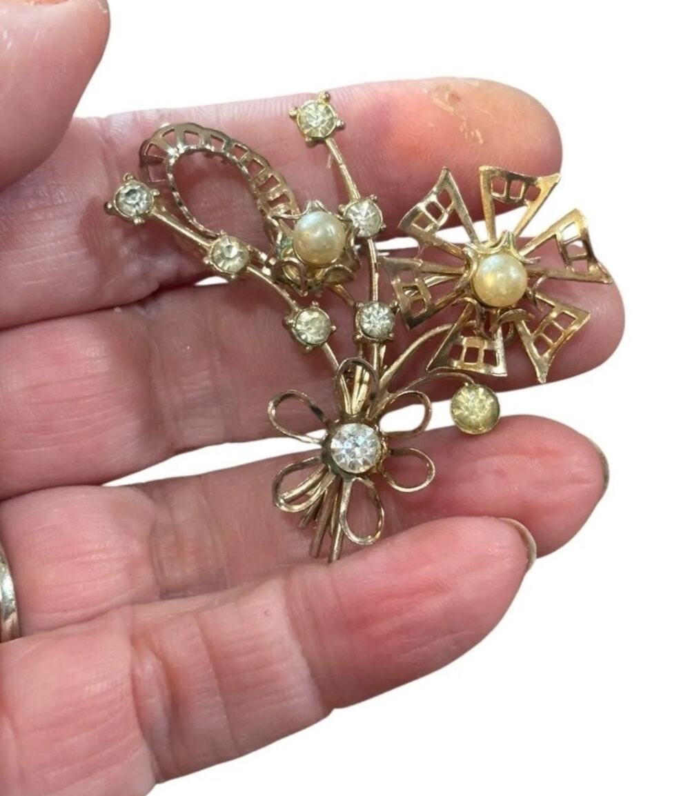 Vintage 1940s Rhinestone Faux Pearl Flower Spray Brooch Gold Tone Pin